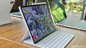 Untuk pengalaman tablet rasa laptop, tablet ini sudah dilengkapi oleh PC-Level WPS Office 2.0 yang memungkinkan edit dokumen dan presentasi jadi lebih efisien, termasuk mengganti rumus pivot dengan cepat, membuat daftar isi hingga pembuatan bab.Foto: Adi Fida Rahman/detikINET