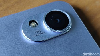 Huawei turut memasang kamera 13 MP di bagian belakang. Sementara bagian depan terdapat kamera 8 MP. Foto: Adi Fida Rahman/detikINET