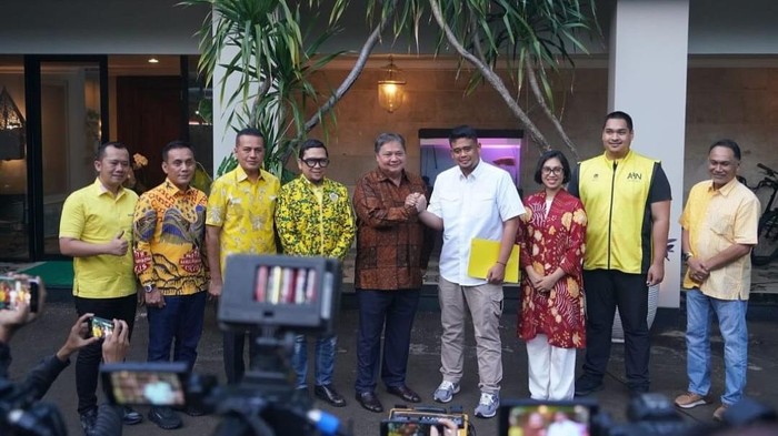 Ijeck menemani Airlangga saat memberikan surat tugas bacalon Gubsu Partai Golkar ke Bobby Nasution (Foto: Dok. Instagram @bobbynst)