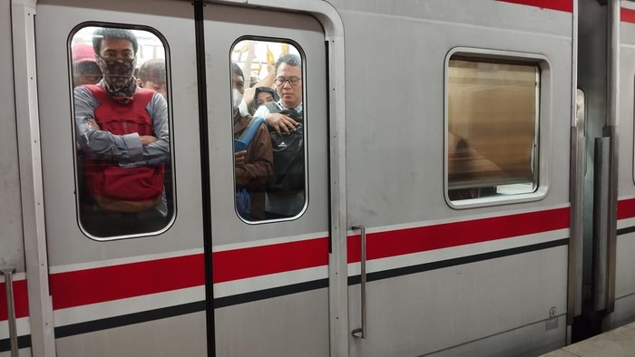 Wanita Menyelamatkan Nyawa dengan Tindakan Cepat Turun dari Kereta di Stasiun Kranji