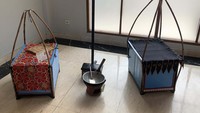 Kerak Telor. Kerak Telor juga jadi salah satu makanan khas terkenal di Jakarta. Kerak telor tercipta setelah masyarakat betawi saat itu mencoba-coba membuat berbagai makanan dengan memanfaatkan kelapa sebagai bahan dasar utamanya lalu terciptalah makanan unik ini. Makanan ini terbuat dari beras ketan putih (direndam semalaman), srundeng, telur ayam atau bebek, merica, ebi, dan bawang goreng. Dalam pembuatannya, kerak telor membutuhkan alat mulai dari wajan bergagang, kayu rotan, kipas, dan anglo. 