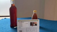 Bir Pletok. Minuman khas betawi yang identik dengan warna merah ini terbuat dari campuran 13 jenis rempah-rempah. Dengan kandungan tersebut, bir pletok dinilai memiliki banyak khasiat bagi tubuh. Uniknya, meskipun mengandung kata ‘bir’ minuman ini justru tak memiliki kandungan alkohol. Terdapat dua versi asal usul nama bir pletok. Yang pertama berasal dari kata birun atau abyar dalam Bahasa Arab yang berarti sumber mata air. Versi lain mengatakan bahwa pada saat itu karena penduduk betawi dimayoritasi umat muslim maka kebanyakan masyarakat betawi tak bisa bergabung dalam budaya ‘minum bir’ Belanda. 