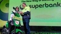 Melalui aplikasi Grab, pengguna dapat membuka rekening, menabung, dan menggunakan rekening tersebut sebagai metode pembayaran langsung di aplikasi Grab untuk berbagai layanan, seperti GrabBike hingga GrabMart.