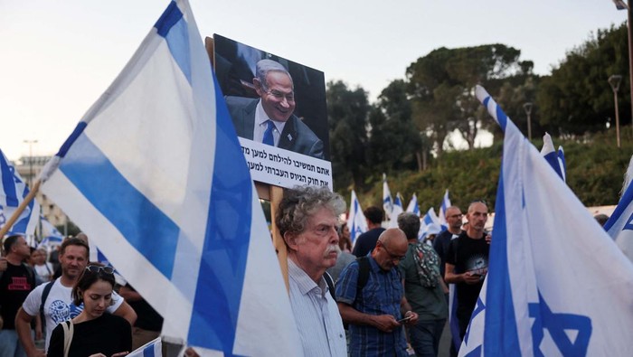 Protesters attend a demonstration against Israeli Prime Minister Benjamin Netanyahu's government, during Israel-Hamas conflict, near the Knesset, Israel's parliament in Jerusalem June 18, 2024. REUTERS/Ronen Zvulun