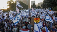 Para pengunjuk rasa menghadiri demonstrasi menentang pemerintahan Perdana Menteri Israel Benjamin Netanyahu di dekat Knesset, parlemen Israel di Yerusalem, Selasa (18/6/2024).