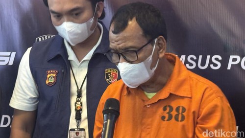 IWR (61), warga Banjar Pande, Desa Abiansemal, Kabupaten Badung, dihadirkan saat konferensi pers di Polda Bali, Rabu (19/6/2024). Ia jadi tersangka akibat mengoplos LPG di belakang rumahnya. (I Nyoman Adhisthaya Sawitra/detikBali)