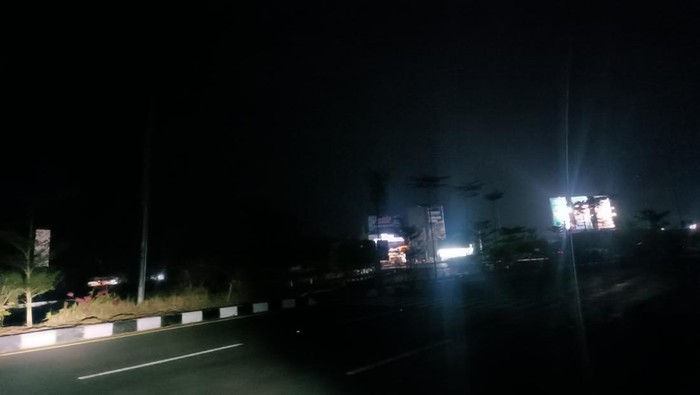 Jalan Bypass BIL-Mandalika, Lombok Tengah, Nusa Tenggara Barat (NTB) gelap saat malam hari, Selasa (18/6/2024). Sebab, boks panel lampu jalan dicuri.