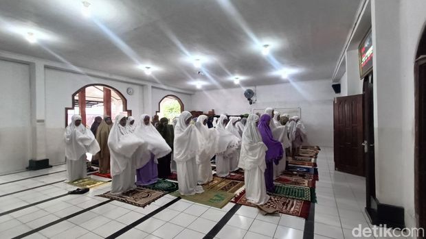 Jemaah umat Islam Aboge melaksanakan salat Idul Adha di Masjid Raden Sayyid Kuning, Desa Onje, Kecamatan Mrebet, Kabupaten Purbalingga, Rabu (19/6/2024).