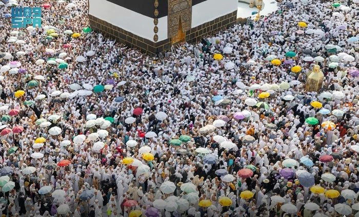 Jemaah haji melakukan tawaf di Masjidil Haram, Juni 2024.