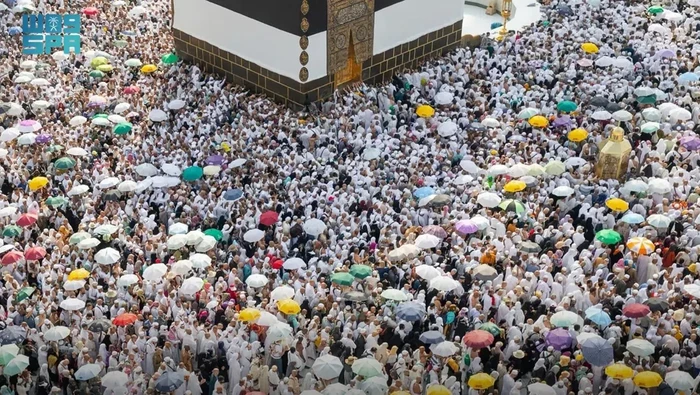 Jemaah haji melakukan Tawaf