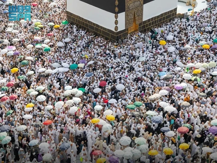 Jemaah haji melakukan tawaf di Masjidil Haram, Juni 2024.