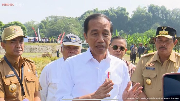 Jokowi usai meninjau bantuan program bantuan pompa air, di Karanganyar, Jawa Tengah, Rabu (19/6/2024).