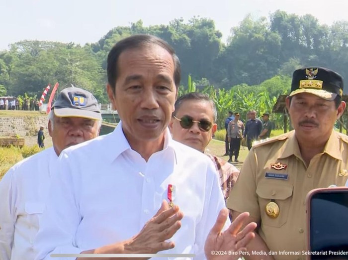 Jokowi usai meninjau bantuan program bantuan pompa air, di Karanganyar, Jawa Tengah, Rabu (19/6/2024).