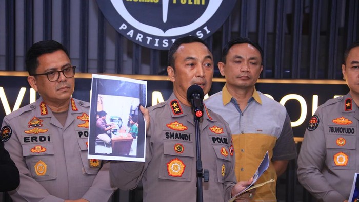 Kadiv Humas Polri Irjen Sandi Nugroho menunjukkan ke publik dokumentasi berupa foto momen terpidana pembunuhan Vina Cirebon, Saka Tatal diperiksa saat proses penyidikan 2016 silam.
