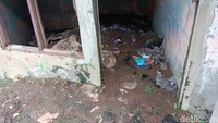 Pada bagian dalam sejumlah rumah juga terlihat adanya endapan lumpur akibat banjir yang sering terjadi di kawasan itu. Tidak tanggung-tanggu, lumpur yang mengendap tingginya bisa setinggi lutut orang dewasa atau sekitar 40-50 cm. Pepohonan dan tanaman liar juga terlihat tumbuh di antara rumah rumah-rumah yang rusak dan tidak berpenghuni tersebut. Hal ini membuat suasana di kampung zombie cukup lembab.  