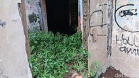 Sebagian besar rumah-rumah ini ditinggal pemiliknya karena kawasan itu sering terendam banjir yang sangat tinggi akibat luapan Kali Ciliwung. Ketinggian banjir di kawasan itu bisa mencapai 2,5 meter.  
