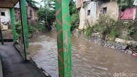 Berdasarkan penelusuran detikcom di lokasi, Rabu (19/6/2024), kawasan ini terletak tepat di di bantaran anak Kali Ciliwung, RT 06 RW 07 Kelurahan Cililitan. Kawasan ini dapat diakses melalui Gang Alhikmah, Jalan Dewi Sartika.  