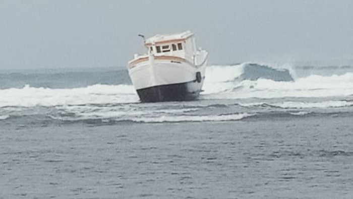 Kapal bertulis Maliki tanpa ABK terdampar di Perairan Penyaungan, Kecamatan Cihara, Lebak, Banten. (dok. Ist)