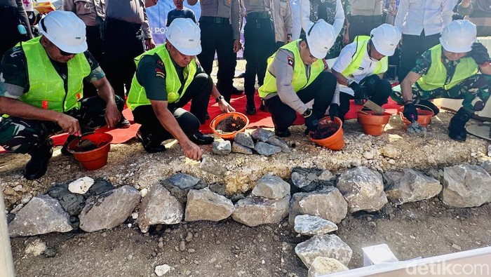 Kapolda Sulsel Irjen Andi Rian R Djajadi bersama Pangdam XIV Hasanuddin, Pangdiv Kostrad, Danlantamal VI Makassar, dan Pj Bupati Bone meletakkan batu pertama pembangunan masjid Al Jabbar.
