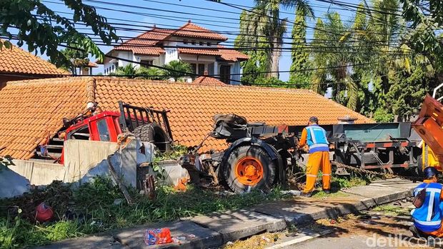 Kecelakaan truk tabrak 2 motor hingga rumah di Pasuruan tewaskan 3 orang