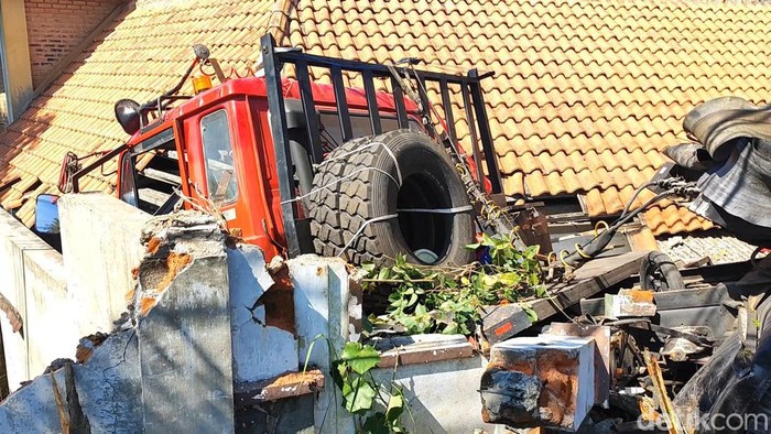 Kecelakaan truk tabrak 2 motor hingga rumah di Pasuruan tewaskan 3 orang