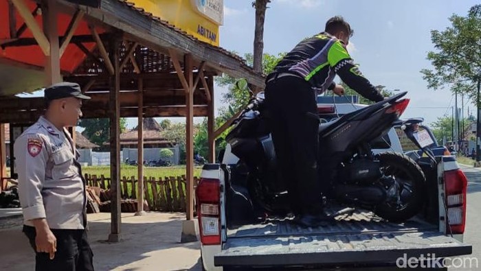 Sepeda motor yang adu banteng dengan truk diamankan Satlantas Polres Klaten.