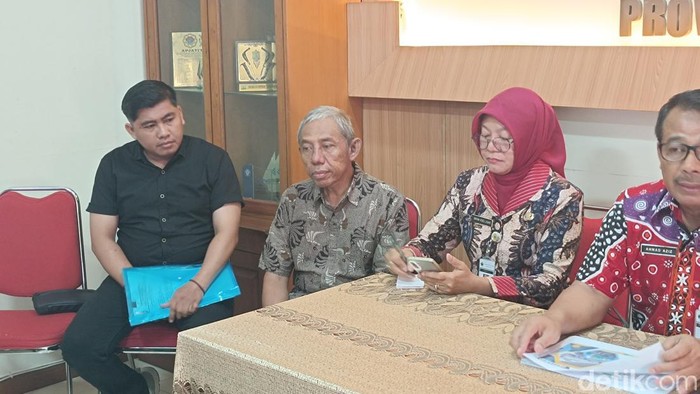 Ketua Pengurus Unit Kerja KSPN PT Sai Apparel Industries, Alwi Kusmarwoto (batik hitam) menjelaskan terkait kabar penutupan pabrik PT Sai Apparel di Semarang, Rabu (19/6/2024).