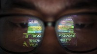 Refleksi warga saat melihat iklan judi online melalui gawainya di Jakarta, Rabu (19/6/2024). Kementerian Komunikasi dan Informatika (Kominfo) telah memblokir sebanyak 2,1 juta situs web untuk memberantas perjudian dalam jaringan atau online di Indonesia. ANTARA FOTO/Aprillio Akbar/rwa.
