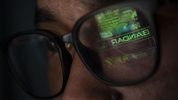 Refleksi warga saat melihat iklan judi online melalui gawainya di Jakarta, Rabu (19/6/2024). Kementerian Komunikasi dan Informatika (Kominfo) telah memblokir sebanyak 2,1 juta situs web untuk memberantas perjudian dalam jaringan atau online di Indonesia. ANTARA FOTO/Aprillio Akbar/rwa.