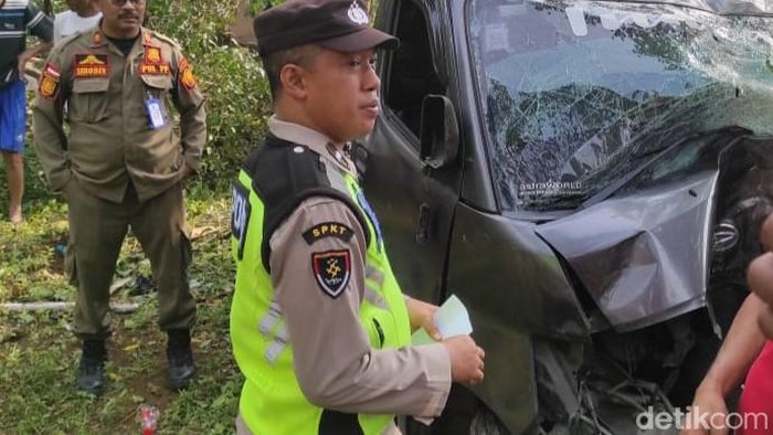 Kondisi mobil pikap yang risngsek menabrak pohon di Sirampog, Brebes, Rabu (19/6/2024).