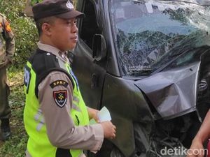 Mobil Pikap Ringsek Hantam Pohon di Sirampog Brebes, Belasan Orang Terluka