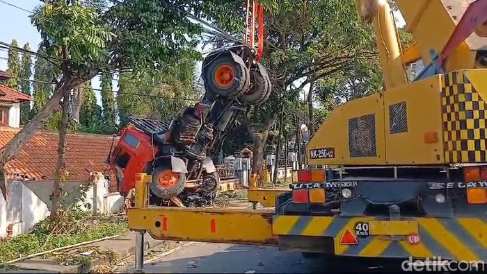 Korban tewas kecelakaan truk kontainer tabrak 2 motor dan rumah di Pasuruan.