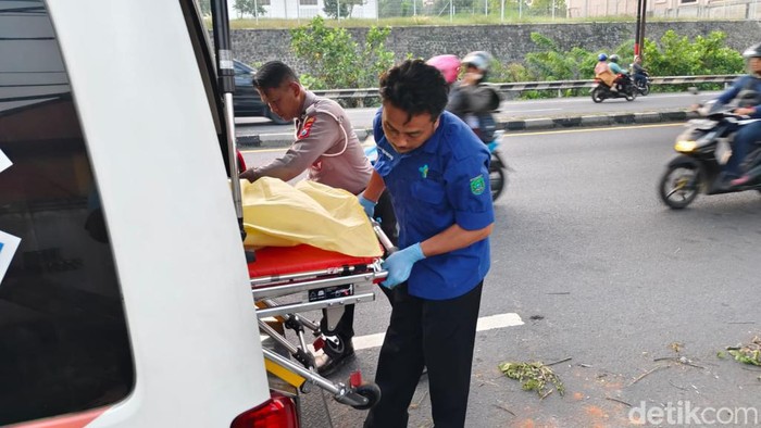 Korban tewas kecelakaan truk kontainer tabrak 2 motor dan rumah di Pasuruan.
