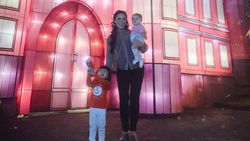 9 Potret Seru Kris Dayanti-Raul Lemos Momong Ameena dan Azura di Malang