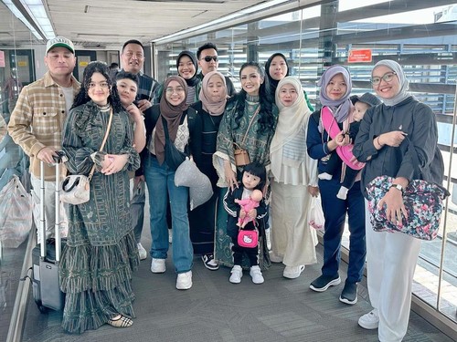 Kris Dayanti momong cucu.