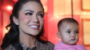 Azura terlihat anteng dalam gendongan Kris Dayanti. Foto: dok. Instagram Kris Dayanti