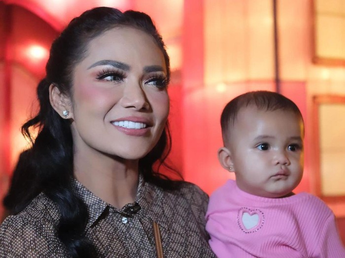 Kris Dayanti momong cucu.