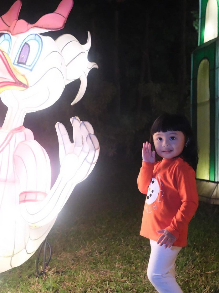 Kris Dayanti momong cucu.