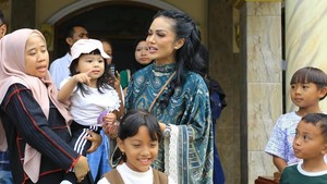 KD senang banget mendapat izin dari Atta Halilintar dan Aurel membawa dua cucunya mudik. Foto: dok. Instagram Kris Dayanti