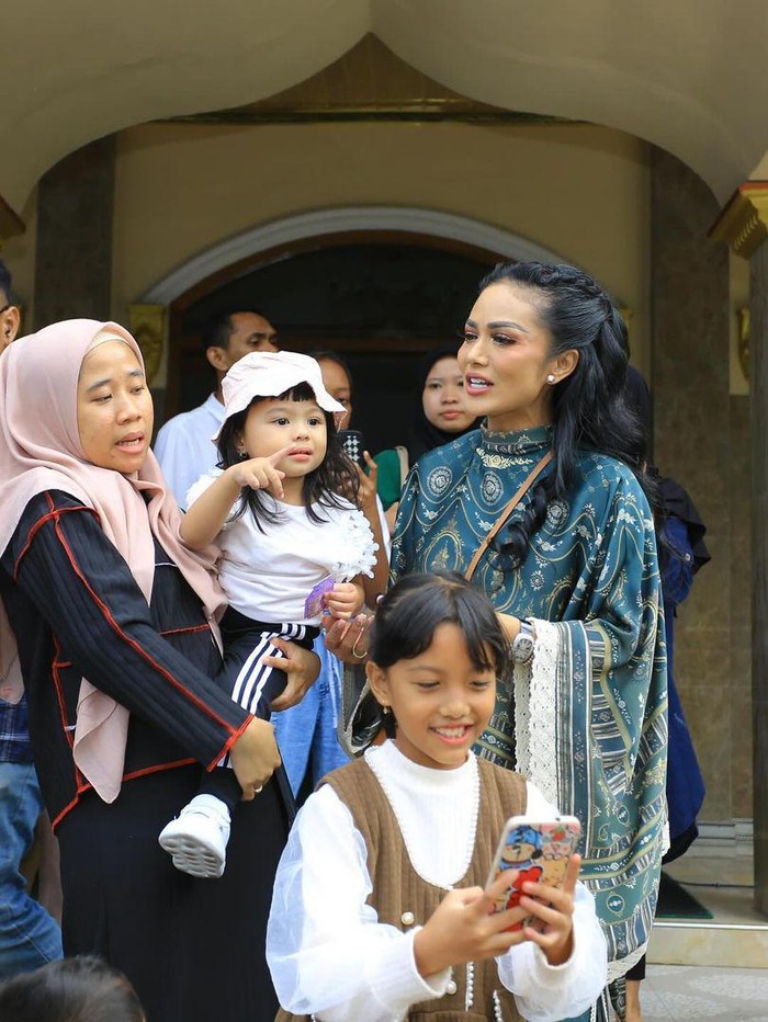 Kris Dayanti momong cucu.