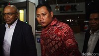Kusnadi keluar dari gedung KPK sekitar pukul 18.31 WIB. Untuk diketahui, Kusnadi masuk ruang pemeriksaan sekitar pukul 10.30 WIB.