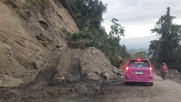 Lalu lintas di Tompo Ladang sudah bisa dilalui pengendara.