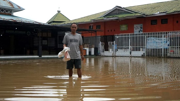 Lapas di Gorontalo Terendam Banjir Seorang warga binaan pemasyarakatan berjalan di sekitar kamar hunian yang terendam banjir di Lembaga Pemasyarakatan (Lapas) Kelas IIA, Kota Gorontalo, Gorontalo, Rabu (19/6/2024). Tiga wisma hunian warga binaan, klinik, dan ruangan kantor lapas terendam banjir hingga 50 cm setelah hujan deras melanda wilayah itu selama tiga jam. ANTARA FOTO/Adiwinata Solihin/tom.