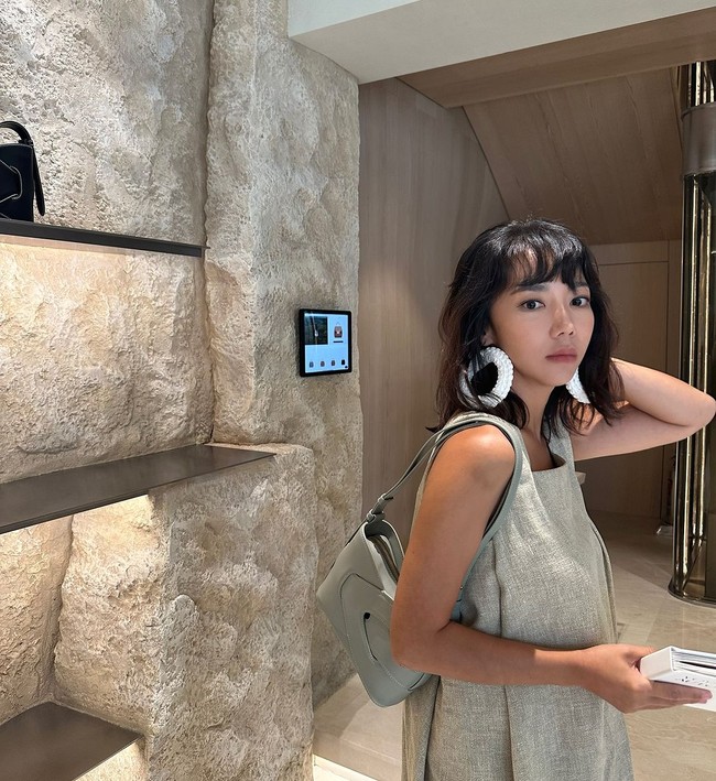 Sebelumnya Lee Yoon Jin tidak segan untuk mengungkap detail perceraian mereka. Dikatakan jika pemeran Prime Minister & I bersama Yoona SNSD tersebut mempersulit proses perpisahan dan dilarang untuk masuk ke rumah untuk bertemu Daeul. Salah satu alasannya mengakhiri rumah tangga adalah karena suami disebut punya kehidupan rahasia. Foto: Instagram @yoonj.lee