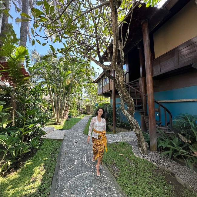 Mantan istri Lee Bum Soo, Lee Yoon Jin, yang muncul dalam program The Return of The Superman kini alih profesi menjadi seorang hotelier. Wanita cantik itu mengungkap bahwa sekarang ia bekerja dengan Tugu Hotels & Restaurants Group sebagai Director of Marketing & Sales, APEC.  Foto: Instagram @yoonj.lee