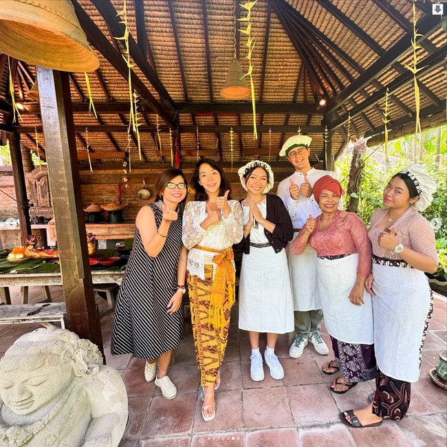 Dalam unggahannya, Lee Yoo Jin mengungkap motivasinya sebagai menjadi PR grup hotel mewah. Ia mengaku ingin mengenalkan hidden gem di Indonesia ke Asia Timur.Aku sangat bersyukur diberi kesempatan untuk menggali kebudayaan Indonesia dan berkenalan dengan kolega-kolega yang hebat di Tugu, tulis Lee Yoon Jin. Foto: Instagram Lee Yoon Jin