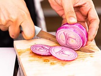 Disebut Penyebab Bau Badan, Ini 5 Manfaat Konsumsi Bawang Mentah