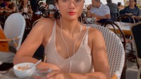 Marion Jola begitu cinta dengan sinar matahari. Duduk di kafe bagian luar untuk menyantap makanan sambil tersorot matahari bukan masalah baginya. Foto: Instagram/lalamarionmj
