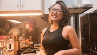 Keahlian penyanyi yang akrab disapa Lala tak hanya di atas panggung. Sesekali ia juga menyempatkan diri untuk memasak sendiri di rumahnya. Foto: Instagram/lalamarionmj