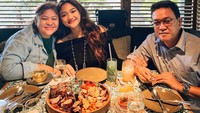 Marion Jola yang sibuk berkarir di Jakarta tak pernah melupakan keluarganya. Saat memiliki waktu senggang, makan bersama akan dilakukan guna melepas rindu dengan ayah dan ibunya. Foto: Instagram/lalamarionmj